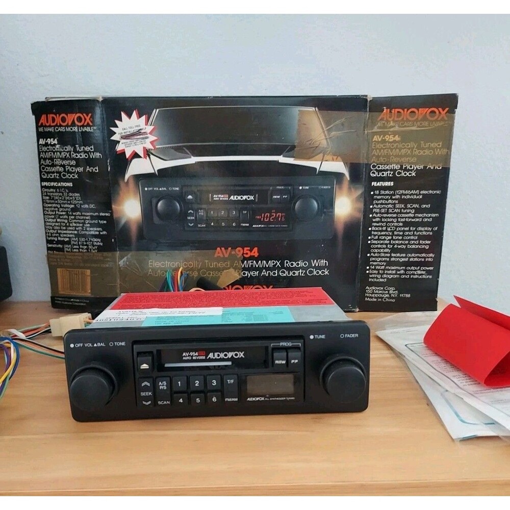 NEW AUDIOVOX AV-954 AM/FM Auto-Reverse Cassette Player And Quartz Clock Radio